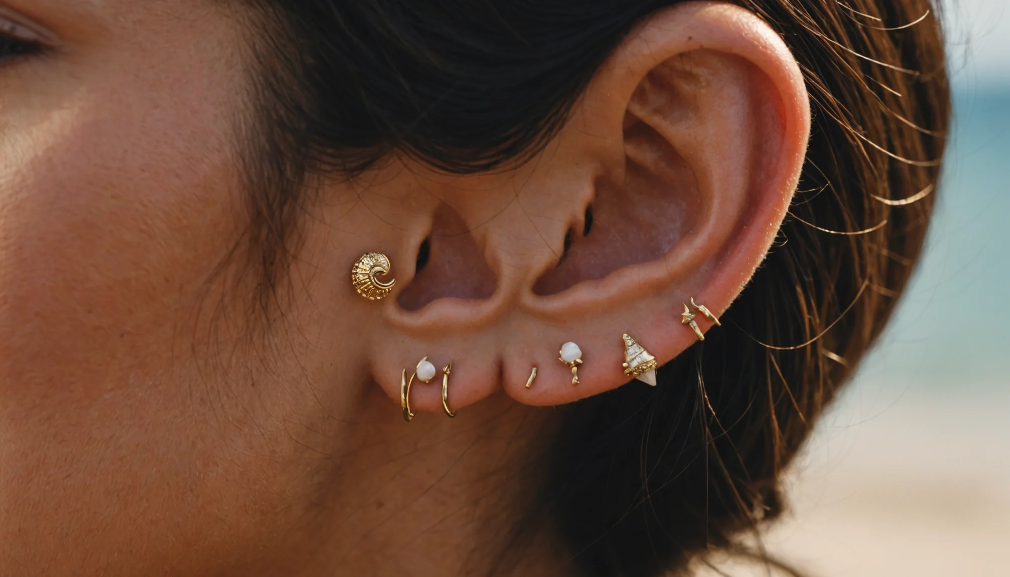 Décryptez le mystère du piercing conch: entre élégance et spiritualité